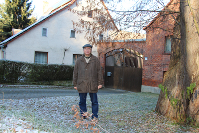 Jürgen Niehle vor seinem Hof