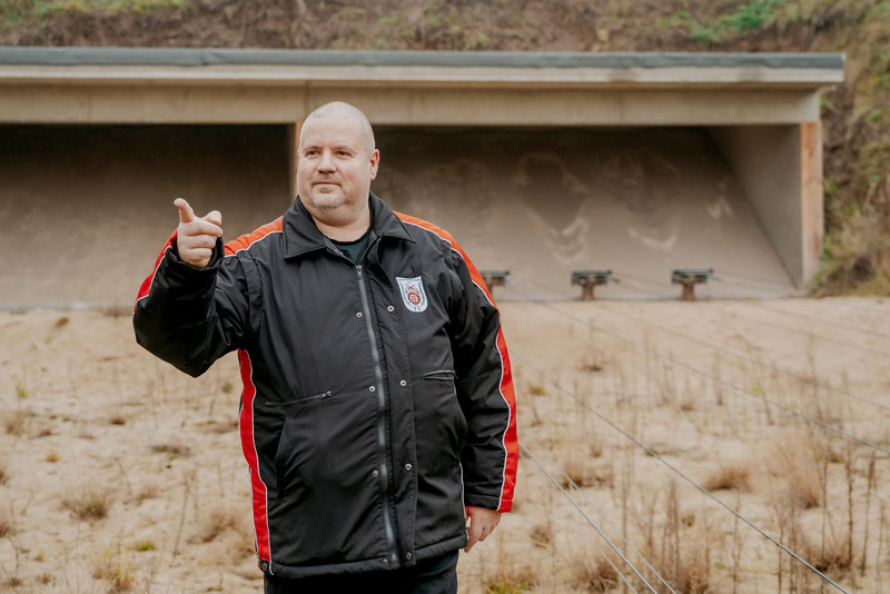 Das Bild zeigt den Vorsitzenden des Jerslebener Schützenvereins Ralf Geipel vor dem neuen Kugelfang mit Stahlbetondecke und frisch aufgeschütteten Sandhaufen. 