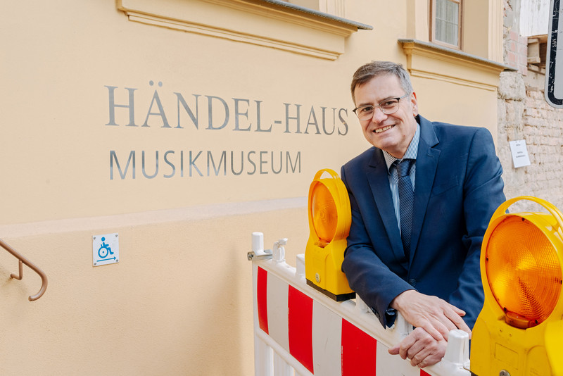 Das Foto zeigt Clemens Birnbaum am Händel-Haus. 