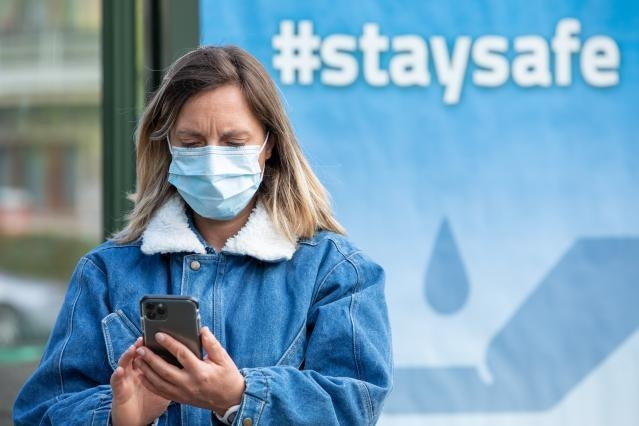 #staysafe Banner mit einer Frau mit Mundschutz 