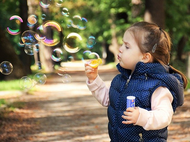 Kind macht Luftblasen