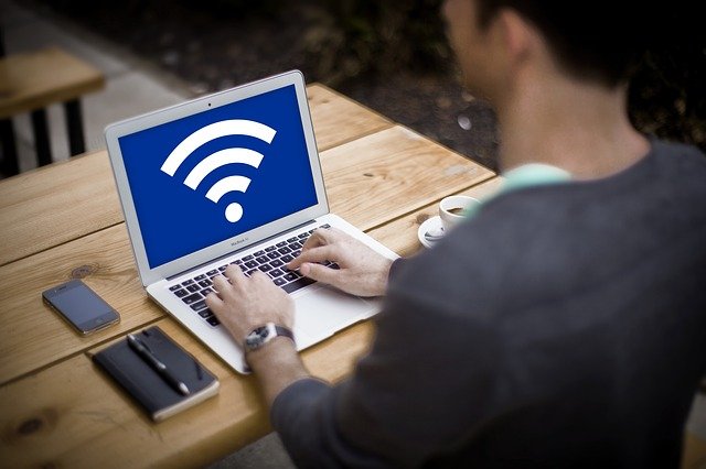 Laptop mit Wifi Logo