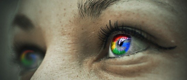 Frau Mit Google Logo in den Augen 