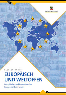 Das Titelbild der Broschüre zeigt eine blaue Weltkarte. Darüber die zwölf goldenen EU-Sterne. Das Bild ist hinterlegt mit einer Collage aus zahlreichen kleinen Bildern. 