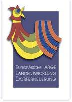 Das offizielle Logo der ARGE Landentwicklung und Dorferneuerung. Das Logo zeigt einen stilisierten Hahn auf violettem Grund. Bild: ARGE