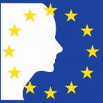 Die Grafik zeigt links die weiße Silhouette des Kopfes einer Frau auf blauem Hintergrund und gelbem EU-Sternenkranz.