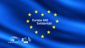Logo "Europa lebt Solidarität". EU-Flagge mit in Herzform angeordneten Sternen und Logos der Europäischen Kommission und des Europäischen Parlaments