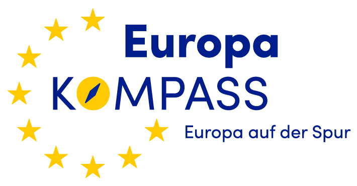 Logo Europapass mit dunkelblauem Schriftzug und gelbem EU-Sternenkranz und den Zusatz "Europa auf der Spur"