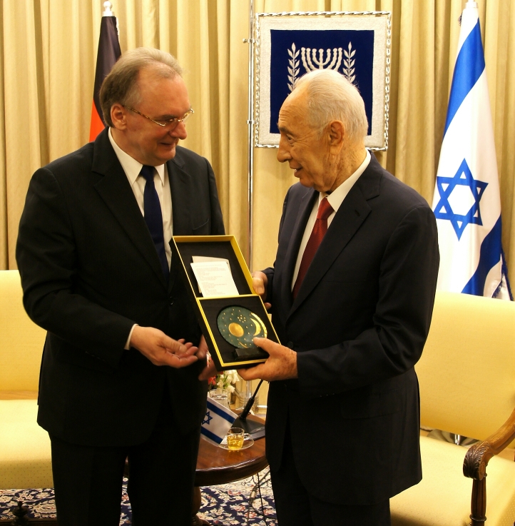 Ministerpräsident Dr. Reiner Haseloff überreichte Israels Präsidenten Schimon Peres eine Nachbildung der Himmelsscheibe von Nebra.
