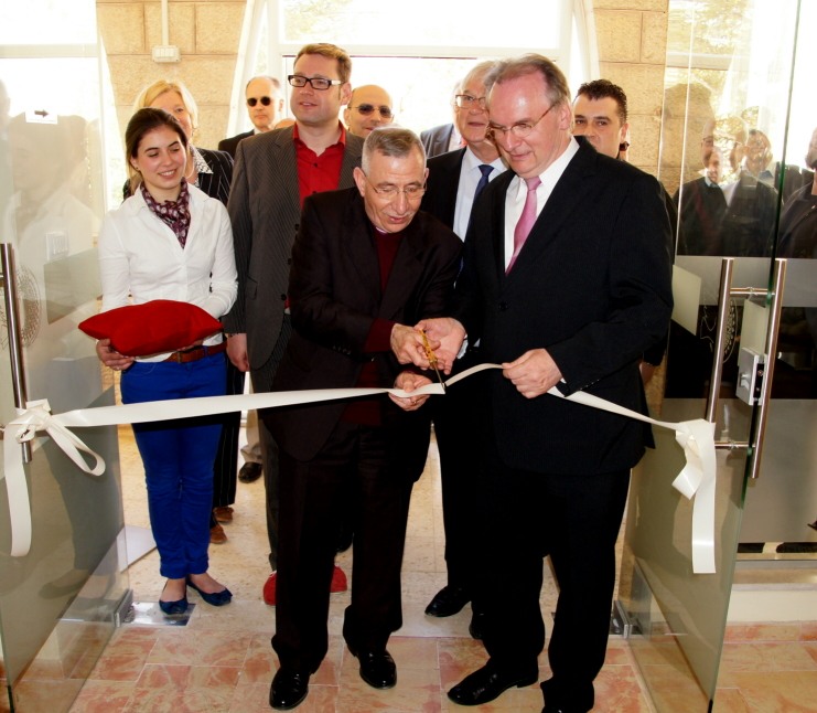 Ministerpräsident Dr. Reiner Haseloff (rechts) und Bischof Muni Younan eröffnen das umgebaut und sanierte Gästehaus von Talitha Kumi.