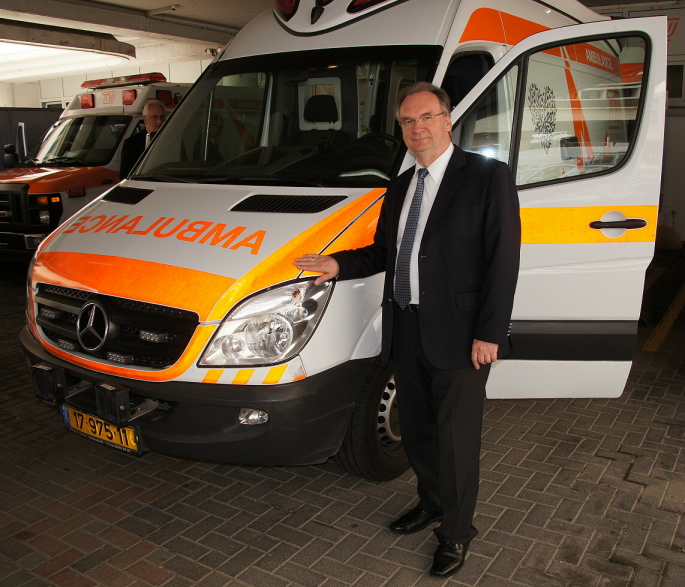 Ministerpräsident Dr. Reiner Haseloff vor einem Rettungswagen von SHL Telemedicine. Das Unternehmen hat mehrere Fahrzeuge der Ambulanzmobile Schönebeck GmbH im Einsatz. Weitere sollen folgen.