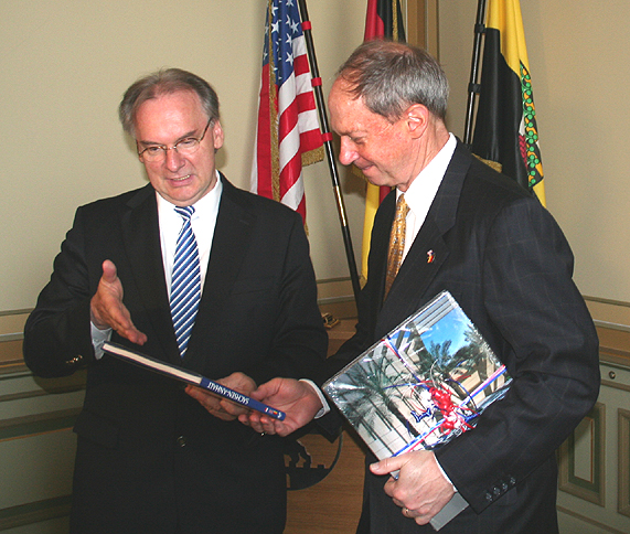 Foto: Staatskanzlei Sachsen-Anhalt/B. Rulf Das Bild zeigt Ministerpräsident Dr. Reiner Haseloff (links) und S.E. Botschafter John B. Emerson beim Austausch von Bildbänden.