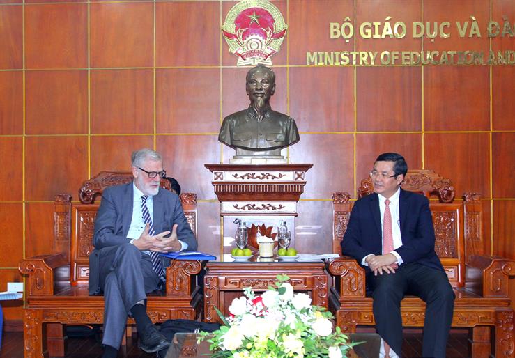Das Foto zeigt links Minister Robra und rechts den stellv. Minister Phúc, beide in großen Stühlen aus Holz sitzend vor einer holzgetäfelten Wand mit dem Namen des Ministeriums sowie vor einer Büste von Ho Chi Minh.