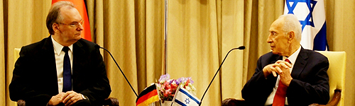 Das Bild zeigt links Ministerpräsident Haseloff mit dem damaligen israelischen Staatspräsidenten Peres vor den Flaggen Deutschlands und Israels in Jerusalem 2014.