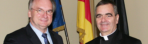 Das Bild zeigt links Ministerpräsident Haseloff mit dem Apostolischen Nuntius, Eterovics, bei dessen Antrittsbesuch in der Staatskanzlei 2014