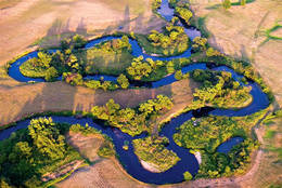 Das Foto zeigt eine Luftbildaufnahme eines sich mehrfach windenden Flusses in Zentralmasowien.