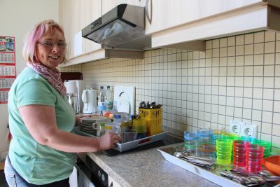 Sabine Tuchen räumt in der Küche die Spülmaschine aus