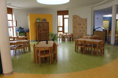 Das Bild zeigt einen hellen Raum mit Stühlen, Tischen und Schränken. (Foto: Ministerium der Finanzen LSA)