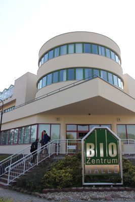 Das Bild zeigt ein Gebäude, auf einem Schild vor dem Gebäude steht BIO Zentrum HALLE. (Foto: Ministerium der Finanzen LSA)