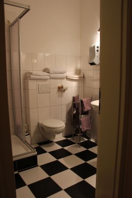 Bad mit Toilette, Dusche und Waschbecken. Foto: Landesministerium der Finanzen Sachsen-Anhalt
