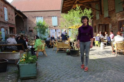 Das Bild zeigt den Hof, gefüllt mit Besuchern an Tischen und Stühlen, mittendrin steht Marion Schnitzler. (Foto: Ministerium der Finanzen LSA)