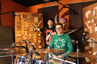 Zwei Männder, ein Schlagzeug und viele Mikrofone in einem Tonstudio. Foto: Ministerium der Finanzen des Landes Sachsen-Anhalt