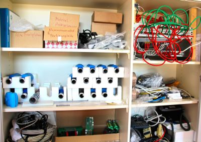Regal mit diversen elektronischen Bauteilen und Kabeln (Foto: Friedemann Kahl)