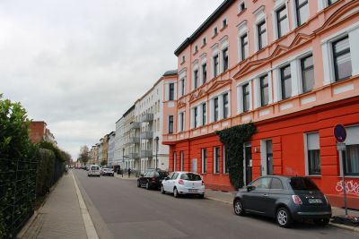 Auf dem Foto sieht man eine Strase, inklusive parkenden Autos am Rand und einigen Wohnhäuser auf der rechten Seite. (Foto: Ministerium der Finanzen LSA)