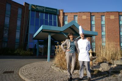 Anja Beuchelt und Florian Schiebel stehen vor dem Haupteingang des Quality Hotels Country Park in Brehna