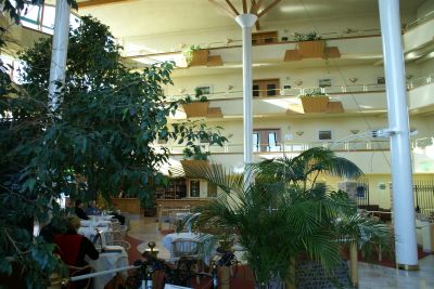 Foyer des Quality Hotels Country Park in Brehna mit vielen Grünpflanzen und gemütlichen Sitzgruppen
