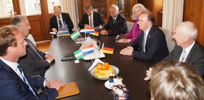 Das Foto zeigt unter anderem den Bürgermeister von Rotterdam, Ahmed Aboutaleb (2. von links) und Ministerpräsident Dr. Reiner Haseloff (2. von rechts) am Besprechungstisch im Amtszimmer des Bürgermeisters.