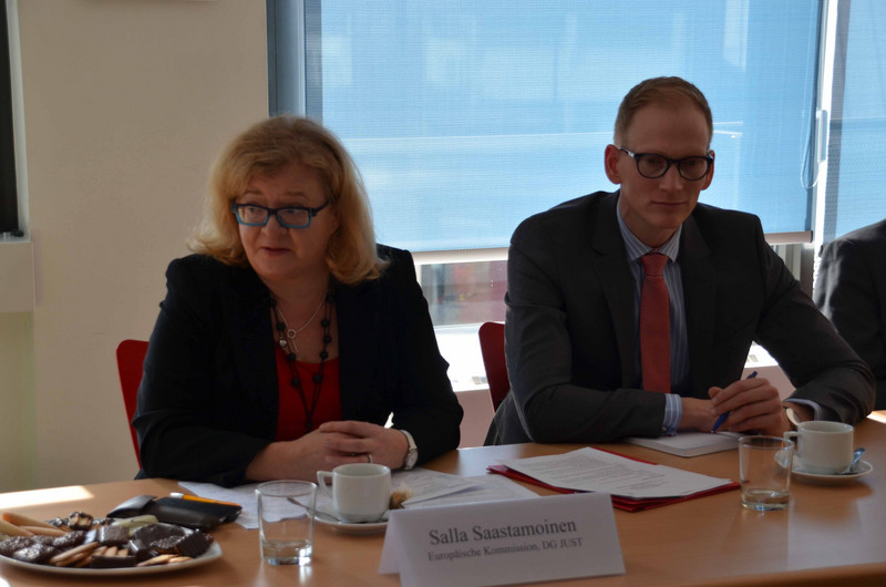 Frau Salla Saastamoinen, EU-Kommission DG Just und ein Teilnehmer des Seminars am Tisch im Konferenzraum der Landesvertretung