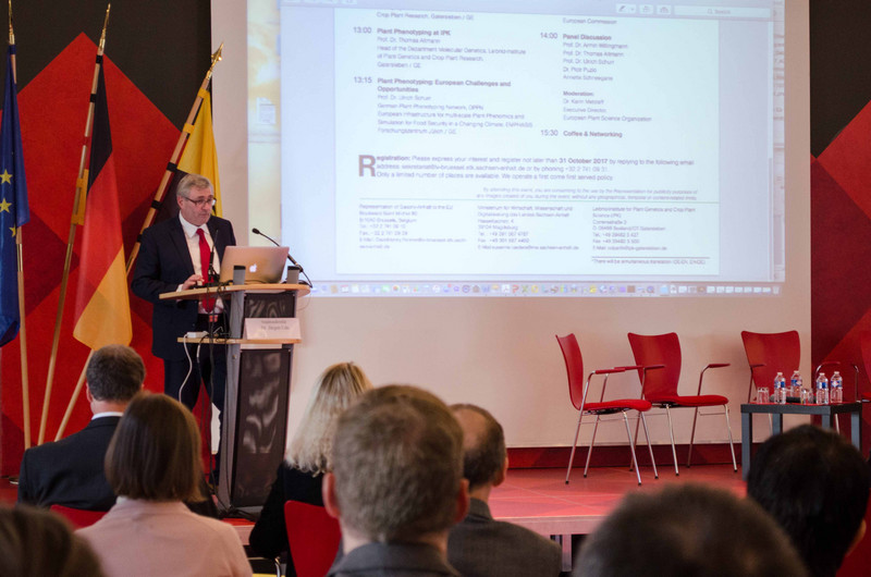 Staatssekretär Dr. Jürgen Ude hält einen Vortrag im Saal der Landesvertretung