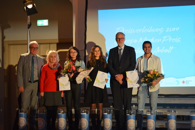 Auf dem Gruppenfoto mit den Preisträgerinnen und Preisträgern sind Ricardo Feigel (MSA), Annekatrin Valverde (MSA), Marica Trojak, Iryna Riabenka, Europaminister Rainer Robra und Anas Salaheldin abgebildet.