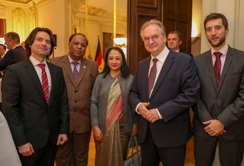 Das Bild zeigt Ministerpräsident Haseloff im Kreise von Vertretern ausländischer Staaten beim Neujahrsempfang.