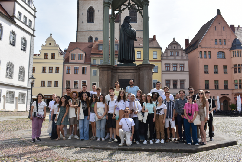 Gruppenbild auf dem zentralen Platz der Lutherstadt Wittenberg. 