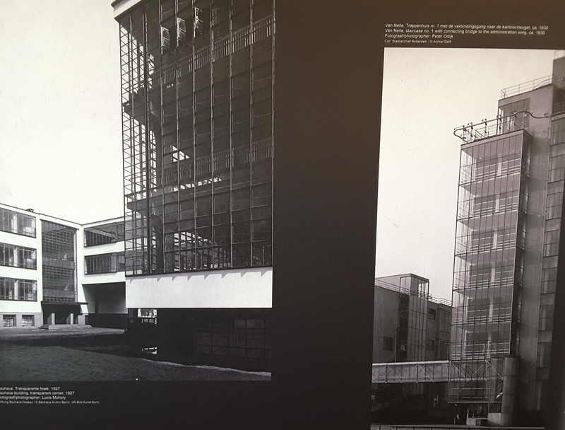 Das Bild zeigt zwei Fotos aus der Ausstellung, die anhand der Glasfassaden des Bauhauses in Dessau und der Van-Nelle-Fabrik in Rotterdam die Parallelität der Architektur der 1920er Jahre in beiden Städten darstellen..