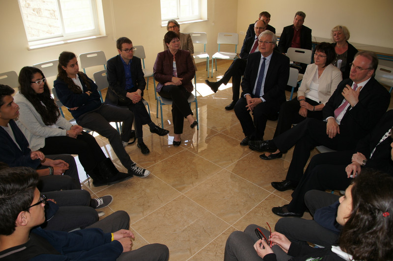 Ministerpräsident Dr. Reiner Haseloff und die Landtagsabgeordneten Gabriele Brakebusch und Sebastian Striegel im Gespräch mit Schülerinnen und Schülern des Bildungszentrums Talitha Kumi in Beit Jala.