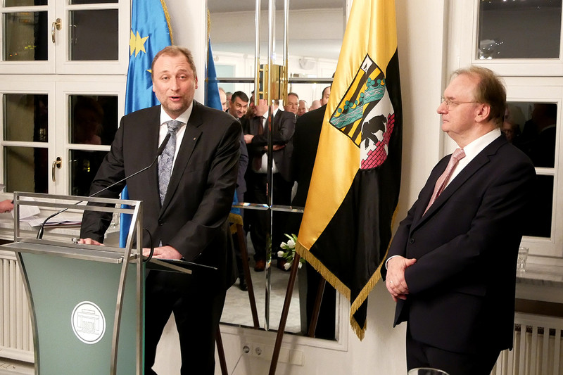 Das Bild zeigt links den tschechischen Botschafter Tomas Podivinský am Rednerpult bei seiner Erwiderungsrede. Rechts hört Ministerpräsident Reiner Haseloff zu.