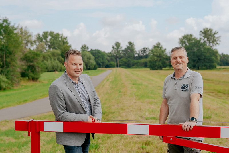 Das Bild zeigt Andreas Buchheim, Bürgermeister der Gemeinde Elsteraue (links), und Frank Reuß vom LHW am neuen Deichverteidigungsweg auf dem Deich Predel.
