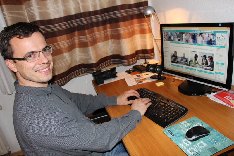 Protagonist Ulrich Priegnitz am Schreibtisch. Auf dem Computerbildschirm ist die Seite des Fachkräfteportals "PFIFF" geöffnet.
