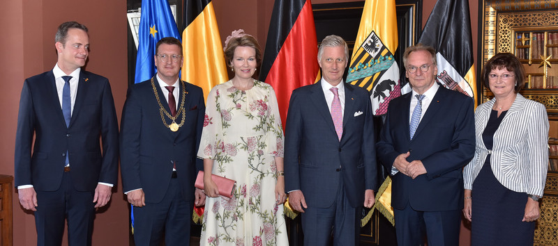 Das Foto zeigt von links nach rechts der Ministerpräsident der Deutschsprachigen Gemeinschaft Belgiens, Paasch, Oberbürgermeister Zugehör, die Königin und der König sowie Ministerpräsident Haseloff und seine Gattin. 