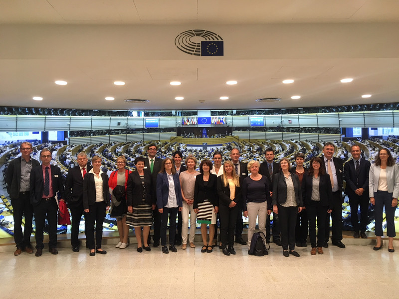 Die Teilnehmerinnen und Teilnehmer des Führungskräfteseminars stehen in der Europäischen Kommission