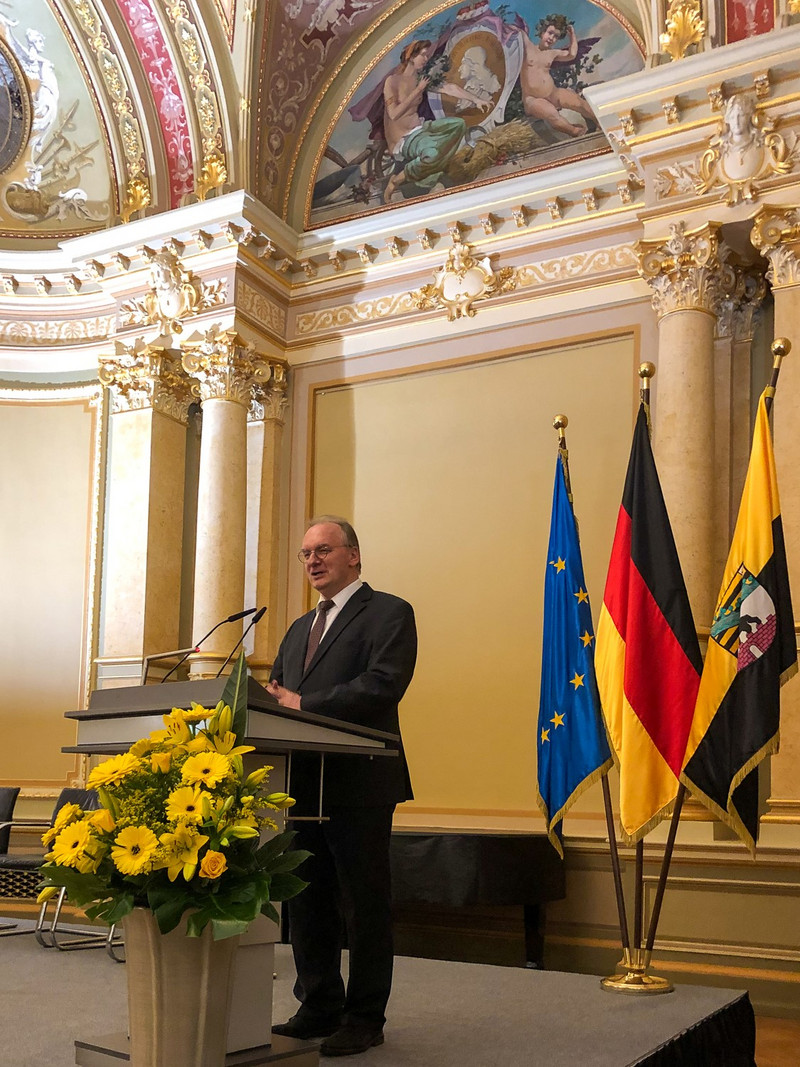 Auf dem Bild ist Ministerpräsident Dr. Reiner Haseloff während seines Grußwortes beim "Europaforum im Palais" zu sehen.