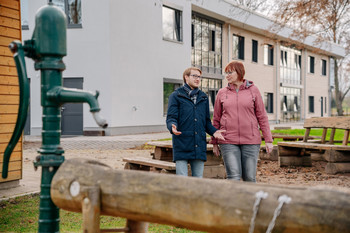 Sören Datow und Katrin Röhrig vor dem Neubau der Kita Ebendorf
