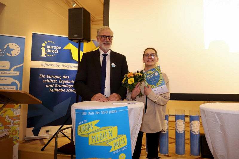 Europaminister Robra mit Publikumspreis-Gewinnerin Anastasija Kudrawez