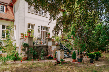 Freitreppe in den Garten am Gutshaus Krusemark