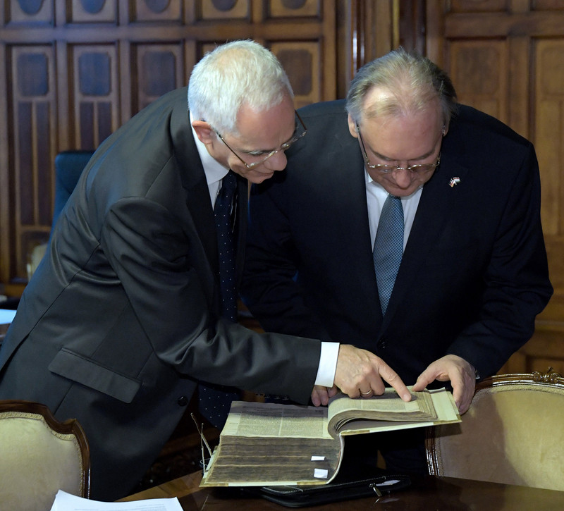 Das Bild zeigt links Minister Balog und rechts Ministerpräsident Haseloff beim Betrachten einer Bibel mit Kommentierungen von Martin Luther.