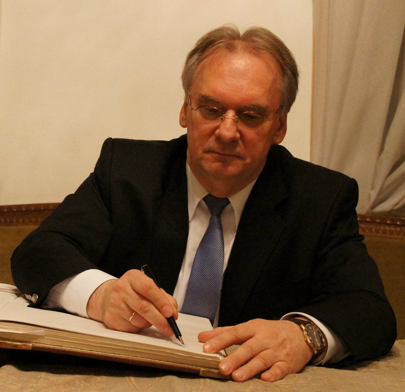 Ministerpräsident Dr. Reiner Haseloff bei der Eintragung ins Gästebuch der Wissenschaftlichen Gesellschaft zu Plock.