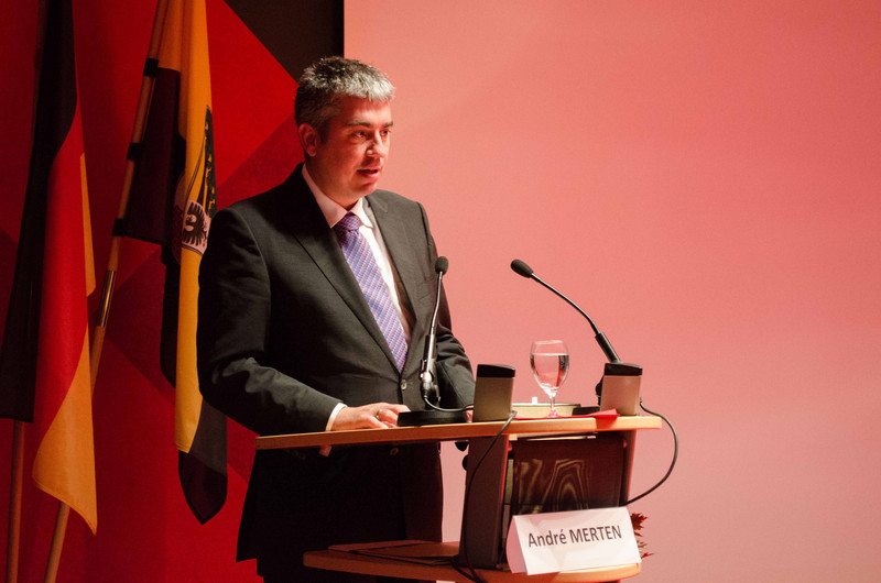 André Merten, Verwaltungsleiter der Stiftung Gedenkstätten Sachsen-Anhalt hält einen Vortrag